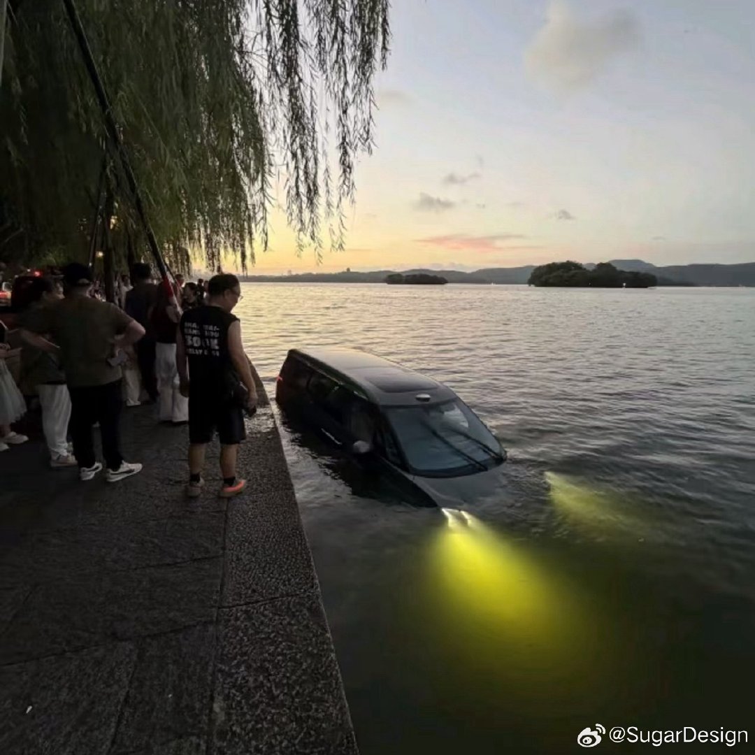 好家伙！从水里浮起来还有点子潜艇味儿[二哈]
感觉把车放西湖里会很有艺术感[思考]
就像Volvo Island一样，艺术感拉满[doge] ​