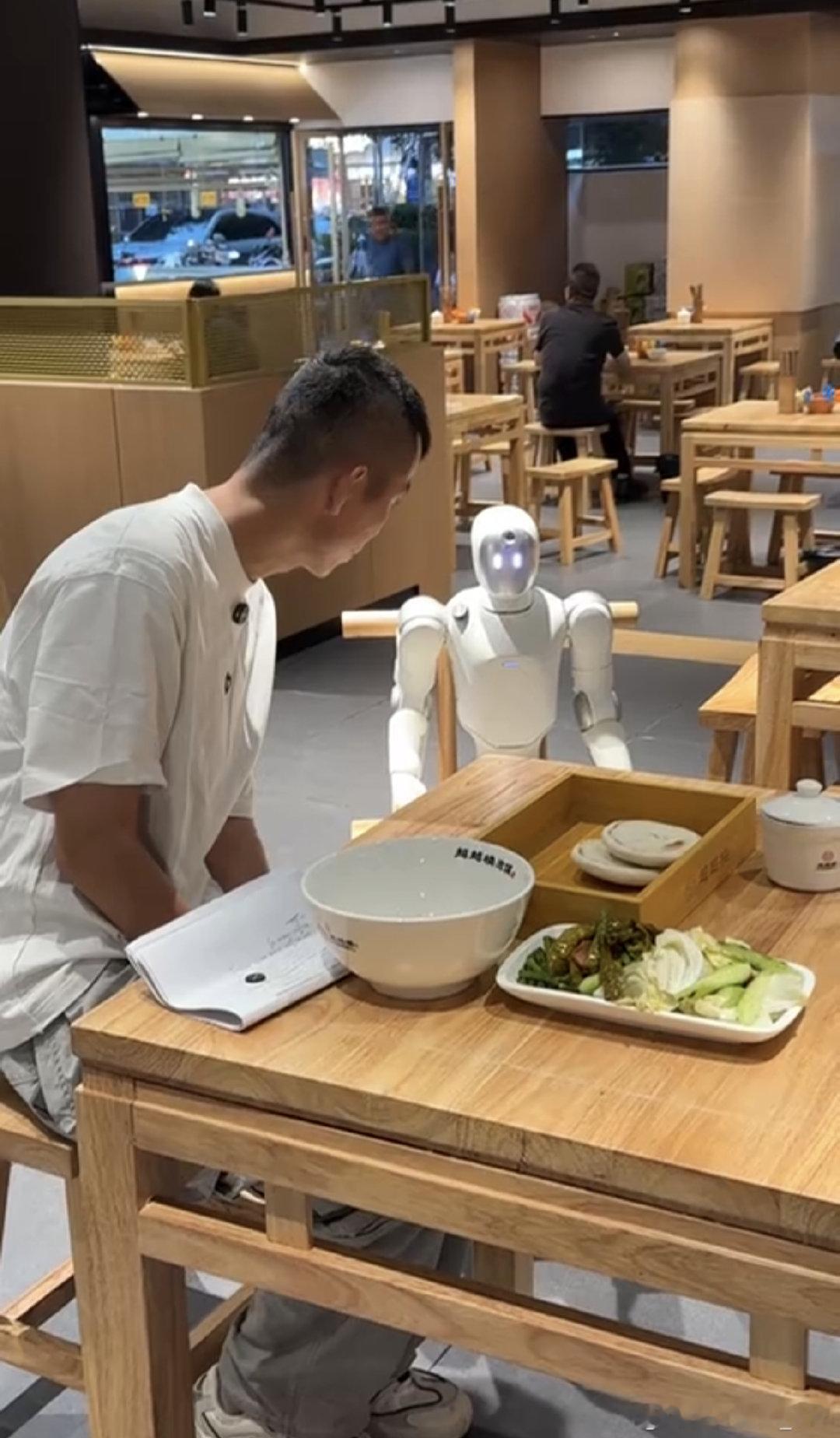 #西安迎来机器人新市民#
科技走进古城烟火，启元机器人打卡西安泡馍。不只是玩具，还可以陪伴学习、户外跟拍，相比老套礼盒，中秋送它格外与众不同。 ​