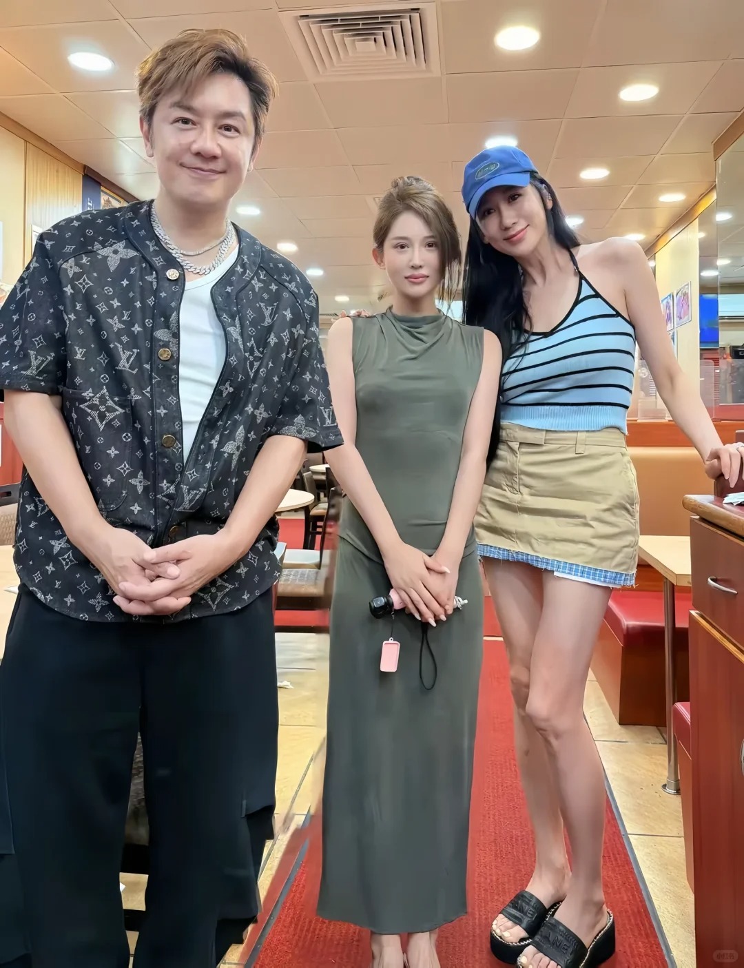 不得不说，姜还是老的辣。 
开婚庆公司的二姨，刷到蒋丽莎在直播间说陈浩民的事，拉着我的手说：
千万别学她这性子，有事憋心里不说，攒到最后爆发，伤人又伤己。

二姨说，她干这行二十多年，见过太多夫妻闹别扭，十有八九都不是因为当下多大的事，都是早前没说开的旧账，攒到一块儿翻出来了。

就说陈浩民婚前给前