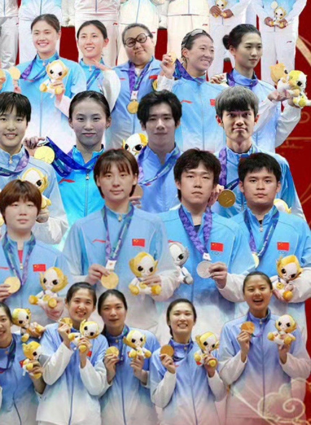 一张亚运会庆祝海报，又把王楚钦推到了风口浪尖。

网友质疑：为什么拿银牌的他能站在一堆金牌得主中间？甚至有人觉得，这是对他本届成绩退步的一种讽刺。[费解][费解][费解]
#亚运会海报 王楚钦# ​