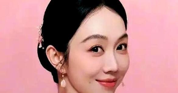 离开那个非要找“全职保姆”的前任后，姜妍二婚嫁给年薪五十万的圈外行长，网上不仅没人酸她拜金，反而全都在替她松了口气。
现在的她，脸上的状态骗不了人。
新戏《小城良方》在央视八套一播，她演个兼顾殡葬店的老板娘，镜头里的那种松弛和从容，谁能看得出她快要奔四了？
日常把废旧厂房折腾成惬意的工作室，剧