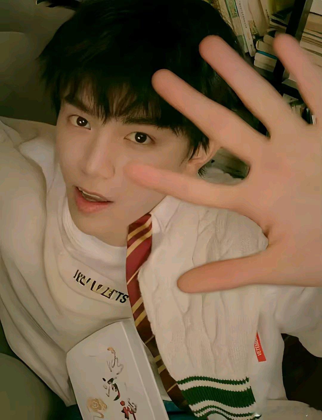 #丁禹兮司宫令# 💚#丁禹兮赵皑#

慢慢来别着急，所有坚持与等待，终会迎来如期而至的美好。


丁禹兮山河枕｜丁禹兮卫韫｜卫韫｜丁禹兮花开锦绣 ｜赵凌 ｜丁禹兮南部档案｜丁禹兮张海虾｜张海虾｜丁禹兮张海侠｜张海侠｜丁禹兮张正｜张正｜丁禹兮天才游戏｜丁禹兮陈伦｜陈伦｜丁禹兮司宫令｜ ​