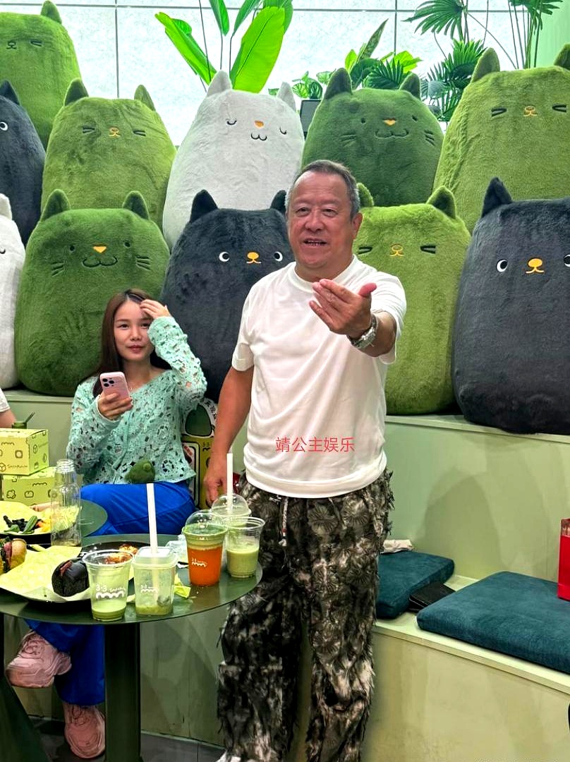 73岁的曾志伟现身佛山自家面包店，满头白发、老态尽显，穿着花裤衩在店里招呼客人，引来大批街坊围观合影
 

当年在香港演艺圈呼风唤雨的大佬，拍戏、做掌门人、当高层，风光了大半辈子，如今也挡不住岁月的痕迹，断崖式衰老得像变了个人。站在柜台前递面包、乐呵呵任由路人拍照，曾经那股威风凛凛的劲头全放下了