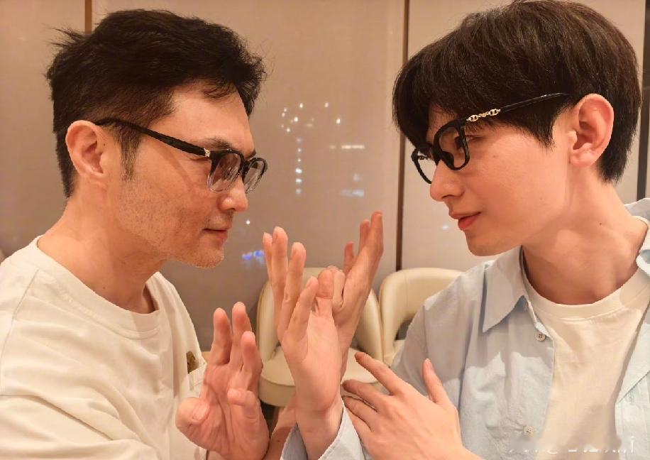 张智霖，激动发文！
 
9月3日，张智霖，冲上热搜。原因是他在社交平台晒出和成毅的合照，配文简单却透着亲昵：爱徒赴香港，加油！一字一句，像是真师傅在给远道而来的徒弟打气。
 
两人从《一年级·毕业季》结缘，那时张智霖是导师，成毅是学员；后来又在《赴山海》里，分别饰演燕狂徒与萧秋水，在剧中演绎了一段亦