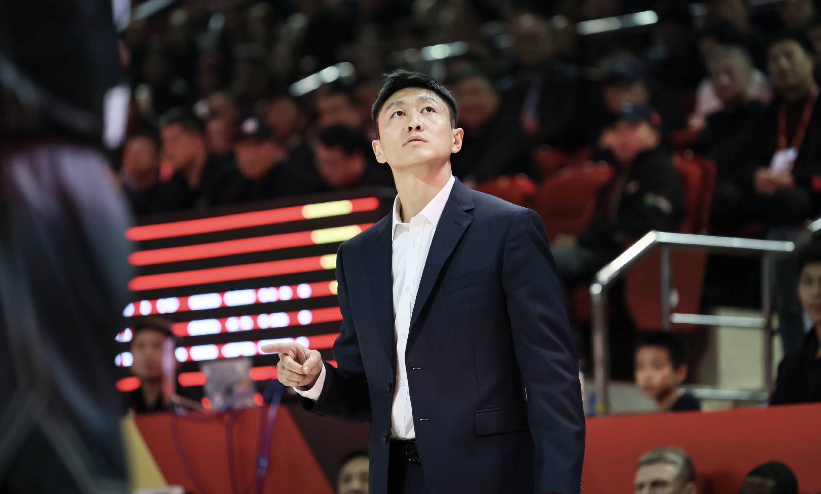 李昂距离封神就差0.4秒，奈何巴里布朗就是强，北京男篮篮板也给吉林男篮抢爆了，吉林男篮即使输了也让北京男篮颜面扫地。北京男篮重金打造的冠军之师在小成本运营的吉林男篮面前狼狈的不能在狼狈了，李昂调教下的吉林男篮还是让人有了些许期待。这几年金元篮球让北京和上海成为霸主一般的存在，球迷就想看一些不一样的篮