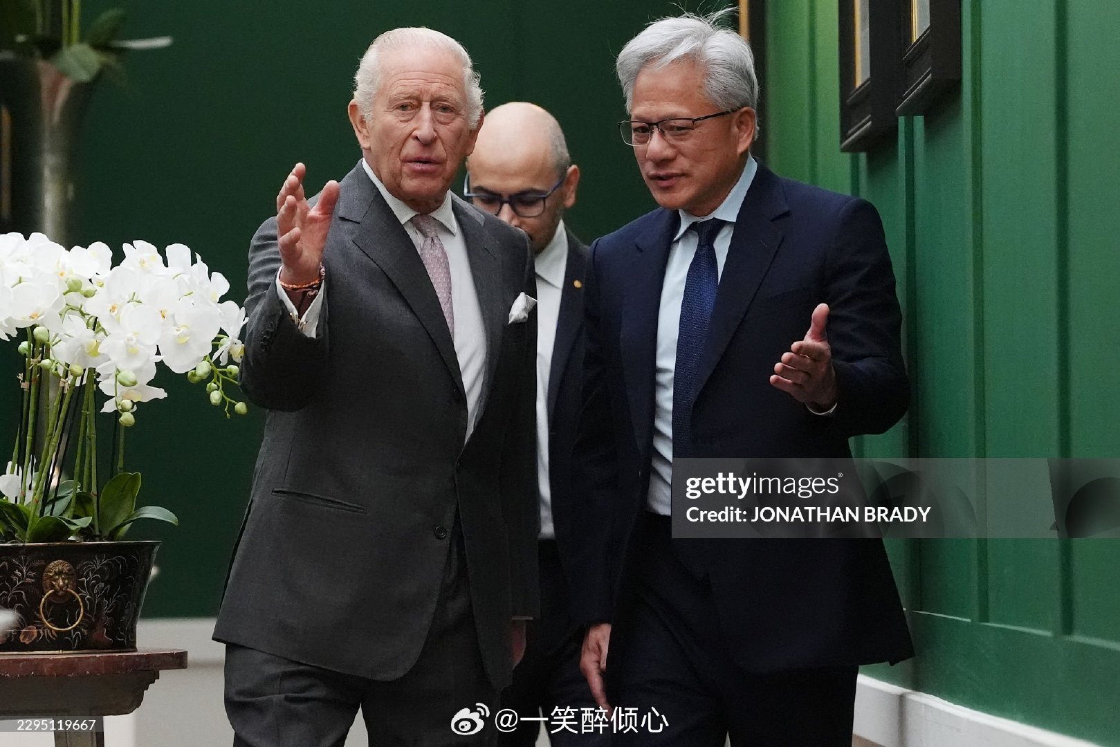#英国王室[超话]#  

今天查尔斯三世在苏格兰邓弗里斯庄园召开AI和政府领导人会议，并与黄仁勋见面。 ​