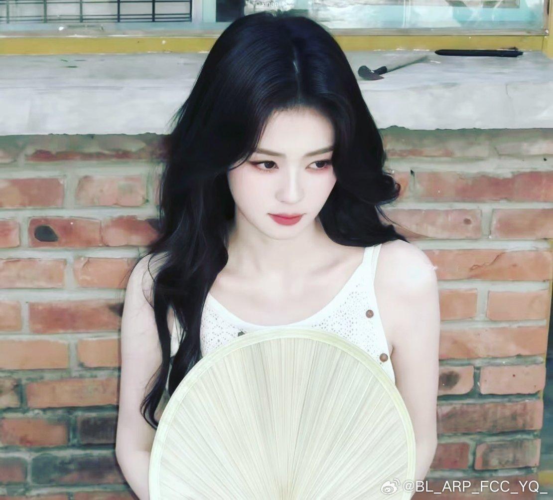 #白鹿[超话]# 

"隔着人海，满心偏爱"

Across the crowd, my heart only favors you. ​