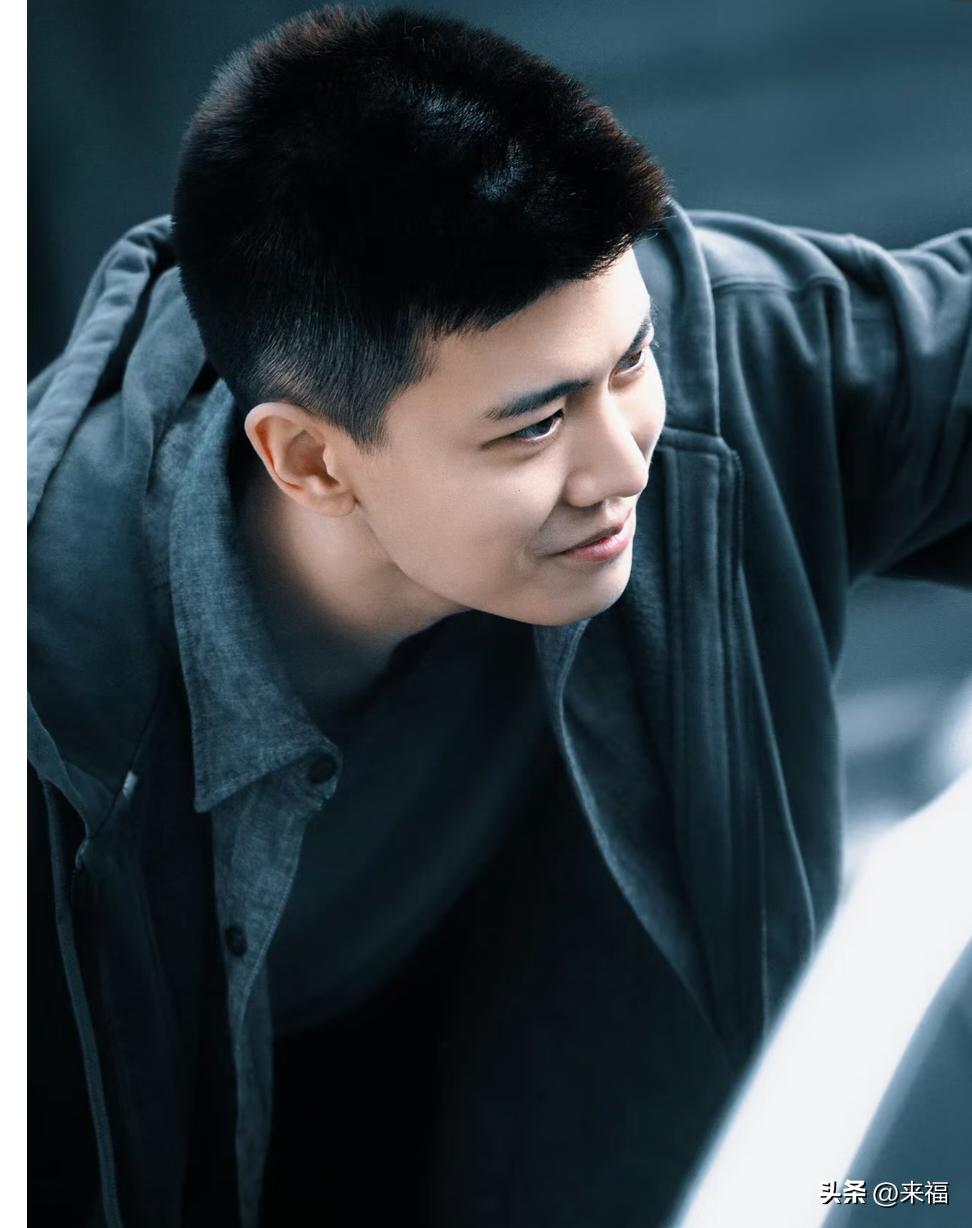 强烈建议大家不要去看《深渊无间》
不是因为任嘉伦和秦俊杰演技不行，也不是因为剧情不行，而是这部剧看了五集给我的CPU都快烧了！
昨天开播我连追五集，刘海波执导，就是拍《三叉戟》《尘封十三载》那位。16集短剧，节奏快得离谱，我上个厕所都得按暂停，生怕漏掉一个镜头。
故事太狠了。八年前312连环案