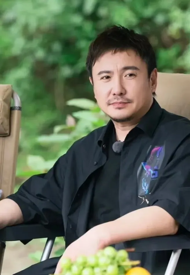 沈腾综艺自嘲半年没戏拍，一句话戳中很多人的困境。中年人的等待，不分明星还是普通人。
 
在综艺《现在就出发》里，一段对话看着挺感慨。
沈腾问几位嘉宾最近在忙什么。白敬亭、王安宇、黄景瑜，全都排满拍戏行程。
轮到沈腾，他笑着自嘲：“你们都在哪找的工作，我都休息半年多了。”
 
另一边李小冉也曾在节目里