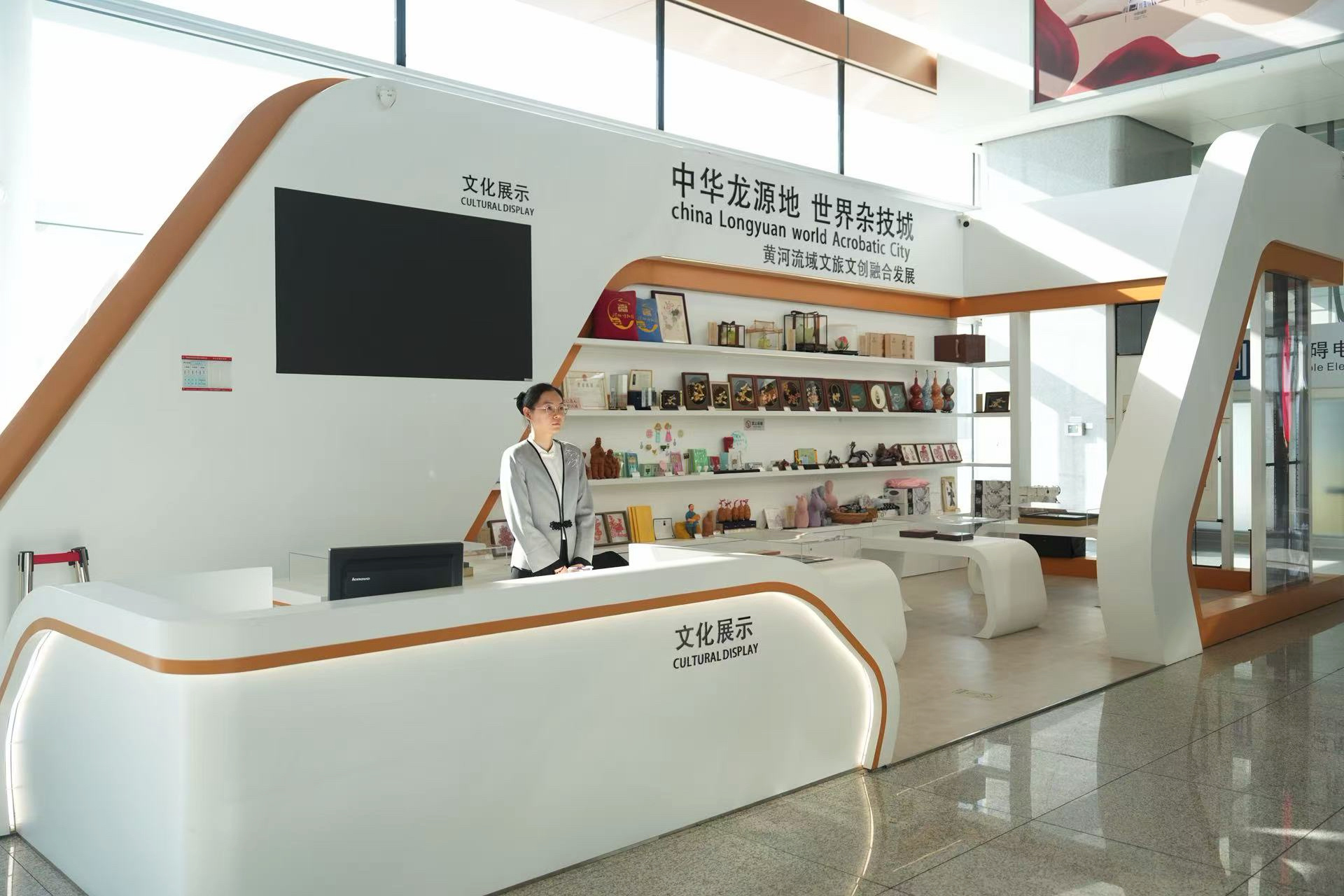 发现最美铁路 走进濮阳东站，读懂“中华龙乡”的千年气韵。站房以“巨龙腾飞”为设计意象，双曲流线的屋面舒展灵动，龙纹、云纹在细节处若隐若现，处处呼应着脚下这片土地的龙文化基因。而这份底蕴，源自1987年西水坡遗址出土的“中华第一龙”——距今约6400年的蚌塑龙形图案，将中华龙文化向前推进了千年。一轨通鲁豫，一站览古今。在濮阳东站，触摸高铁速度与龙乡厚土的交汇点。