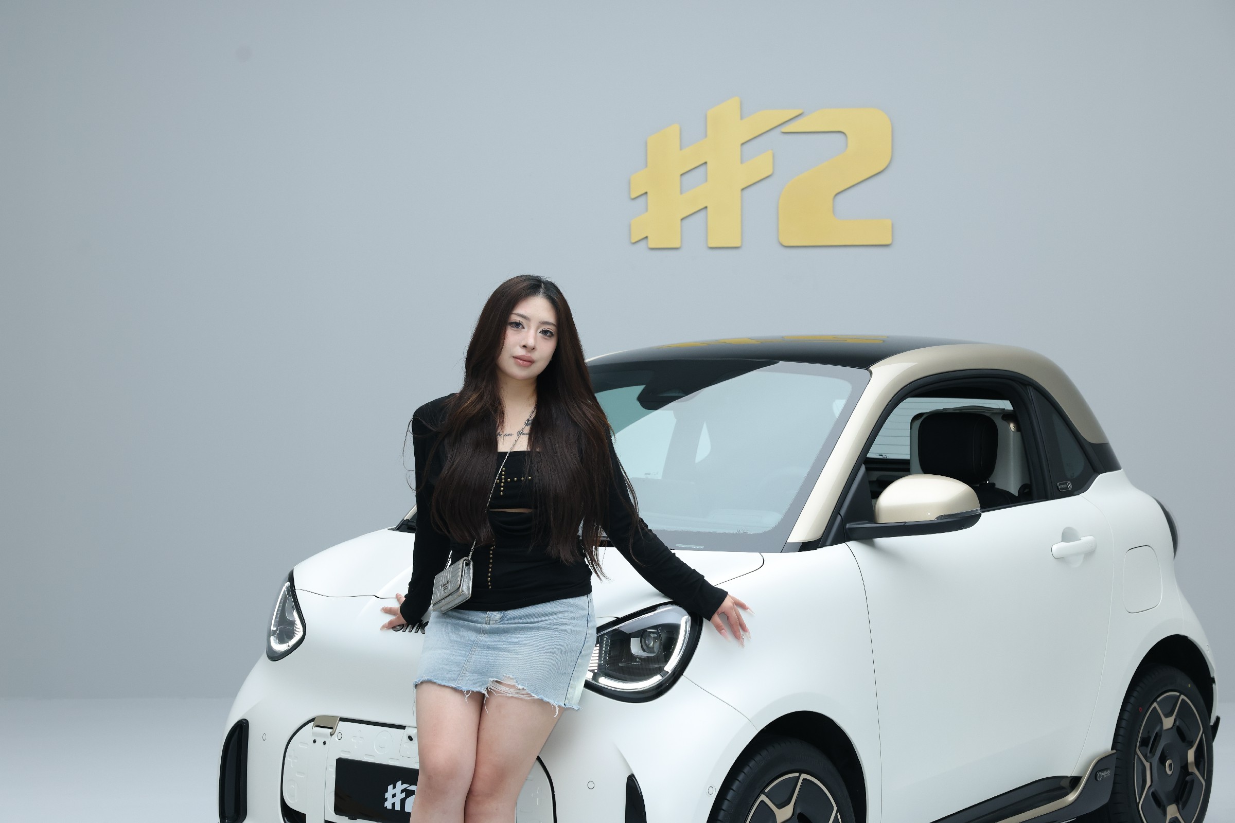 故事的起点，始于当年fortwo席卷欧洲街头的时代。在大车盛行的市场里，smart 敢于深耕两座小车赛道，把都市生活的浪漫，装进方寸车身，收获无数全球用户的偏爱。
时光匆匆流转，品牌的内核从未改变。从欧洲街巷的烟火，走到巴黎车展璀璨的聚光灯下，鎏金高定版的登场，不是突如其来的营销惊喜，而是漫长时光慢