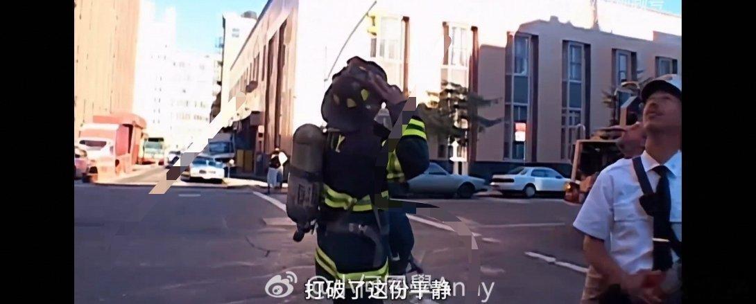 #911未公开视频#

911未公开视频完整版资源

今天是“9·11”事件25周年纪念日，这场美国本土史上最严重的恐怖袭击共造成2977人遇难，而近期随着纽约市首次公开17万页毒空气档案，事件后续的健康危机与司法争议再度成为全球焦点。 ​