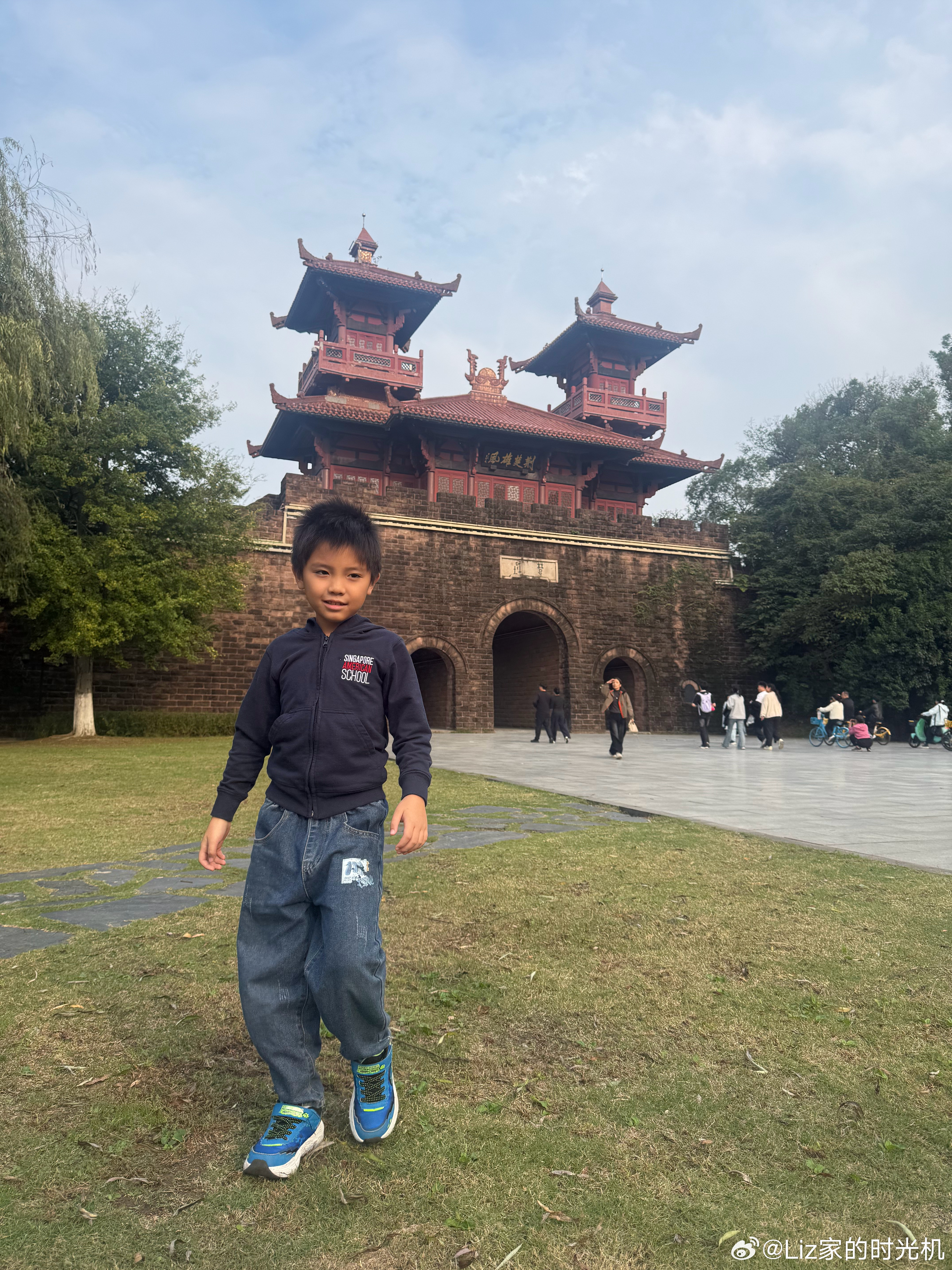 下午去了东湖，可以玩儿的项目很多。今天主要照顾达哥的兴趣，坐了船，坐了观光车，爬了城门，逛了古镇“楚市”，敲了大鼓……达哥蜜宝 还有索道可以滑。蜜大喊着“要坐！要坐！”直冲着跑过去，我和振东今天状态都不行，陪不起，吓得拦住她说“下一次，下次坐”。蜜蜜不服气，喊why！我只好编：因为你不够高，你再回家多吃点，长高了再来坐（我没查，肯定有身高要求吧，也不算纯编） 武汉·东湖磨山景区-楚城门