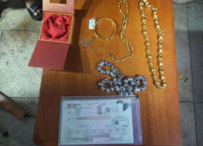 370 克黄金，还有巨额存单，居然被当垃圾扔了！芜湖一对母女搬家，忙活了半天，最后把家里最值钱的东西打包进垃圾袋，直接扔了。等反应过来，黄金早跟着垃圾车不知道拉哪儿去了。还好民警连夜翻垃圾桶，愣是给找回来了。

9 月 15 号晚上九点多，芜湖澛港派出所的电话响了。那头是个女的，声音直发颤，说自家床