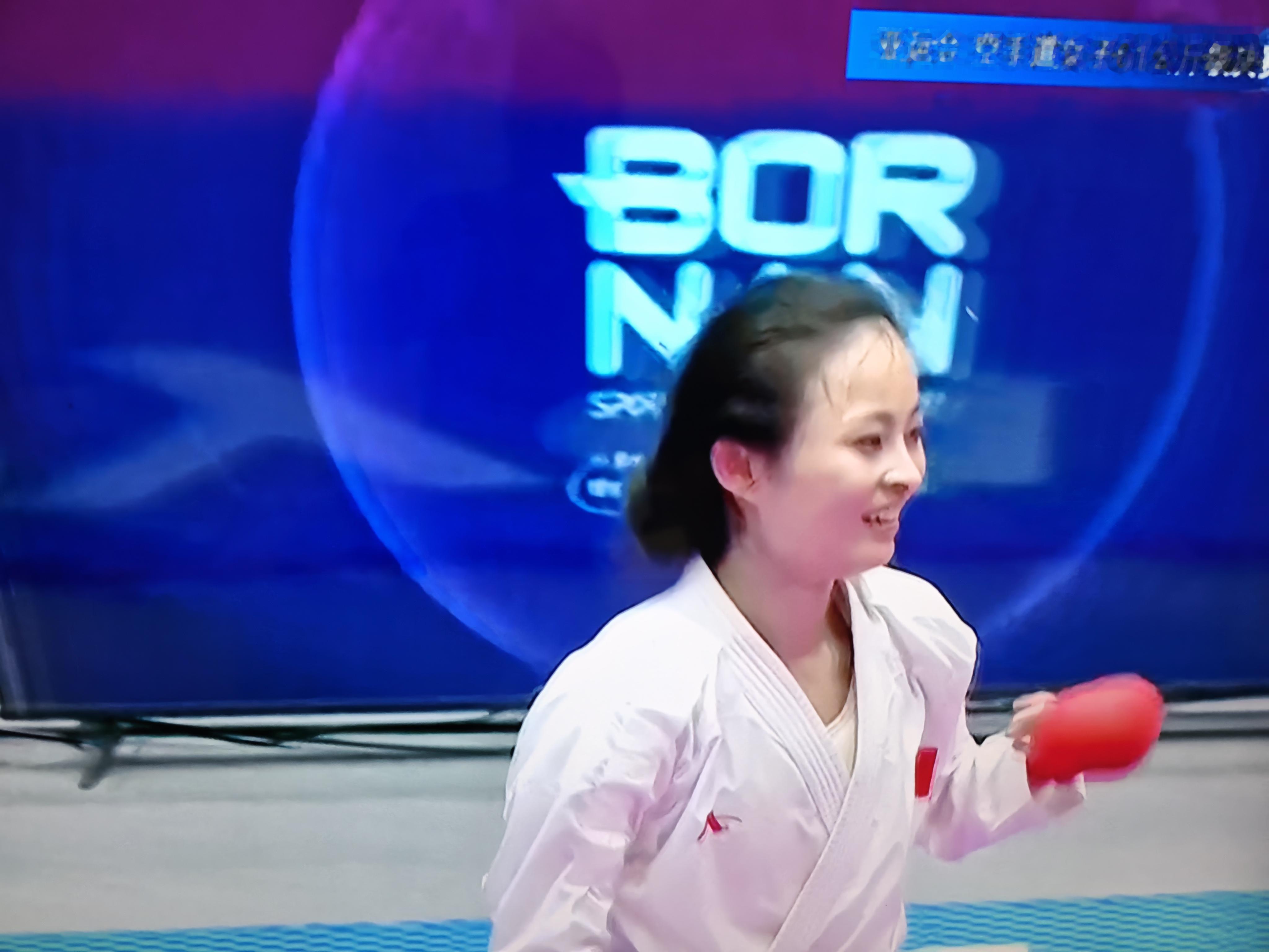 空手道女子组61kg级决赛，龚莉成功卫冕金牌。

对于亚运会的比赛，好多项目，只知其名，不知其比赛内容，也不知其比赛规则。

空手道比赛就是如此。

今天看了一会儿，感觉还是挺精彩，挺有意思的。更让人激动的是，中国队又添一枚金牌。