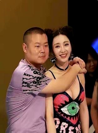 岳云鹏和柳岩这张旧照又被翻出来疯传，俩人站一块儿看着真挺破次元壁。

照片里柳岩穿着裙子特吸睛，岳云鹏笑得一脸憨厚。其实这根本不是啥离谱八卦，就是当年从你的全世界路过发布会现场。

多少人还记得电影里，猪头追着出租车跑，一边哭一边喊燕子，没有你我怎么活啊。那一幕，硬生生把电影院里一帮大老爷们眼泪给逼