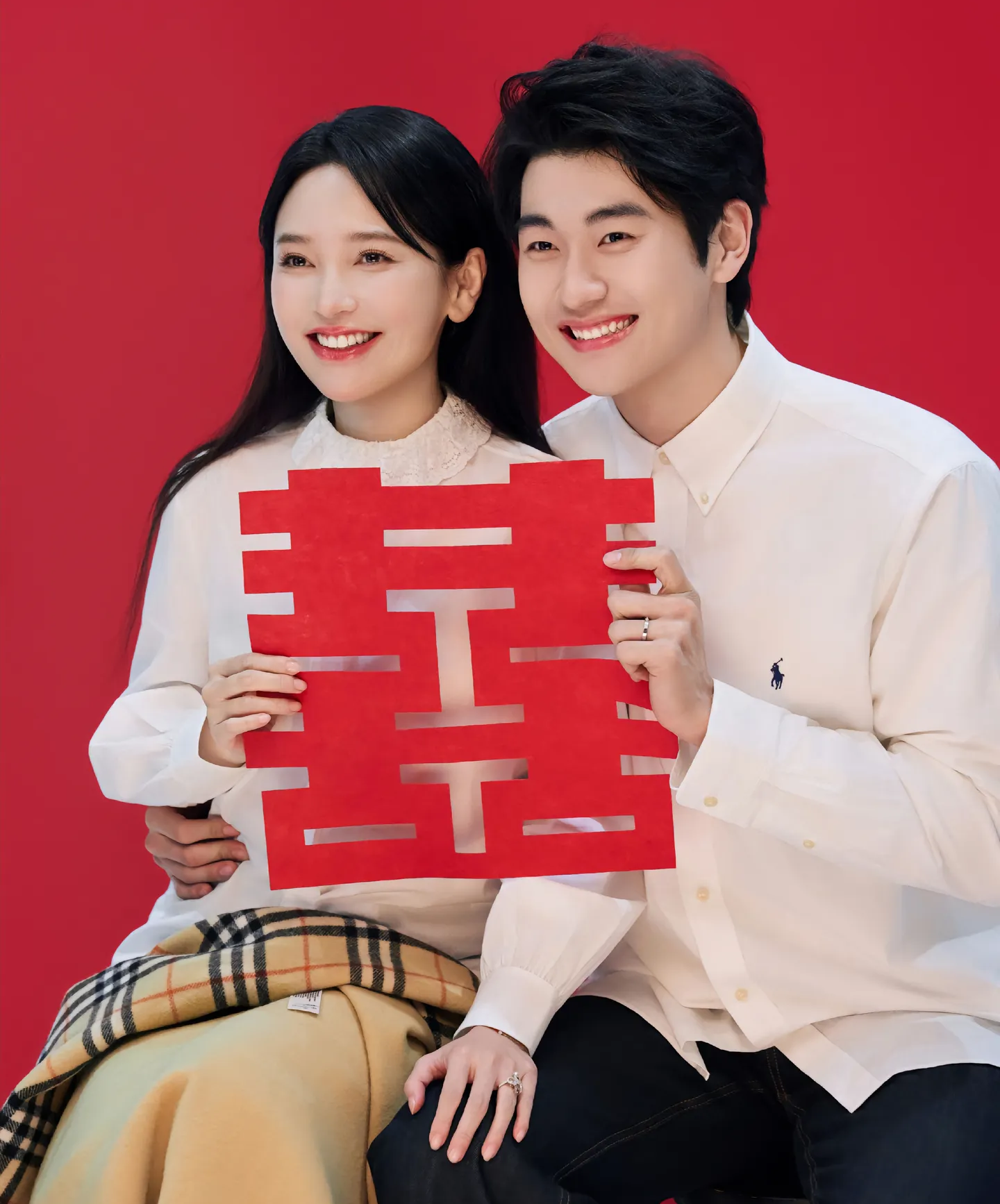 相差19岁的姐弟恋，金莎与孙丞潇一路走来，始终裹挟在全网的质疑声中。
从当初不被看好，到浪漫求婚、领证成婚，二人静下心规划属于他们的小家。
 
感情从来不需要争取所有人的认可。幸福是自己亲身感受，不必向外界反复证明。
任凭外界议论不断，他们依旧守住自己的步调，携手奔赴属于两人的未来。