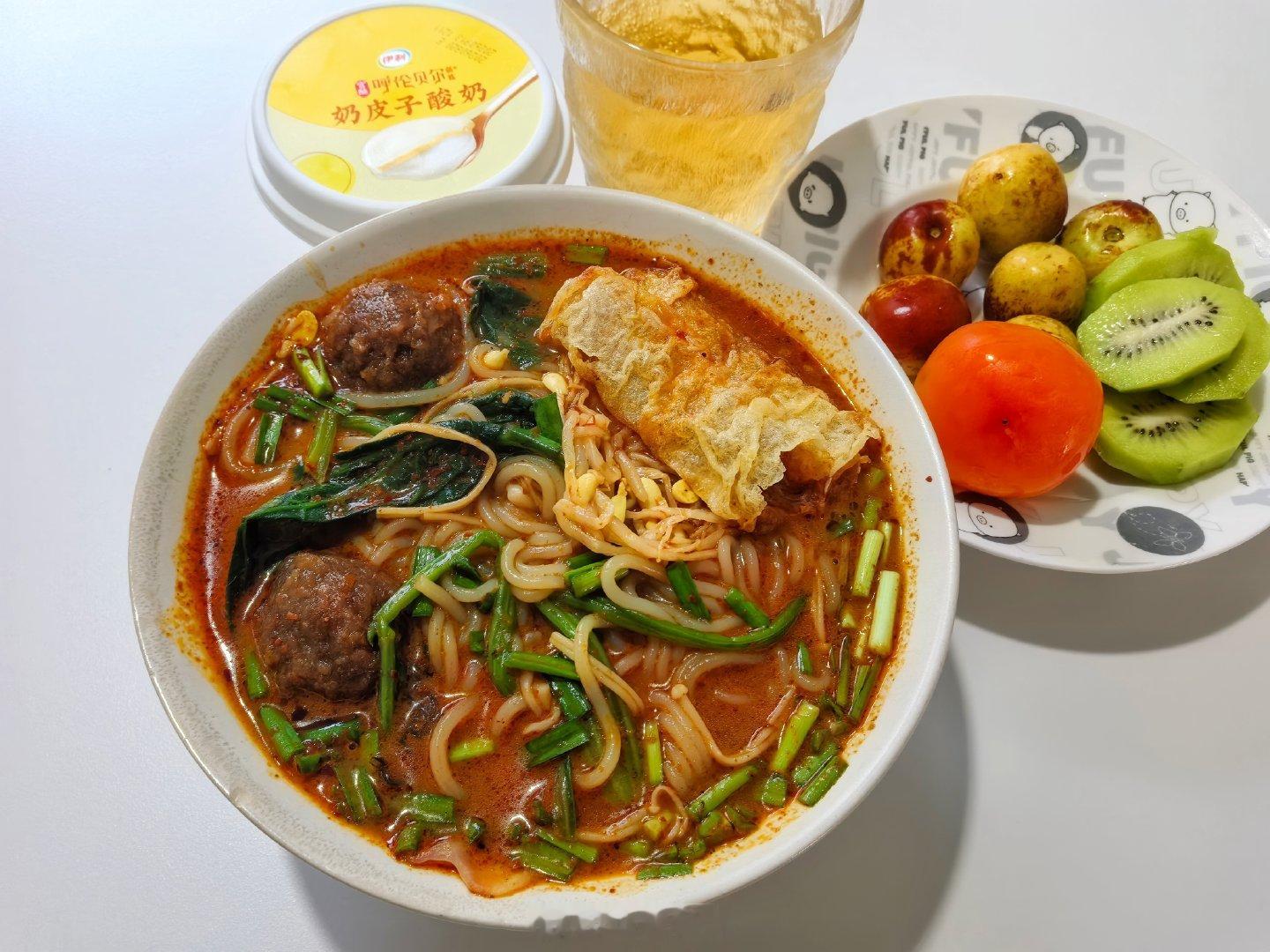 一个独居孤寡老人的周六～早上起来去早市买点菜和水果，回来换洗床单被套，大扫除，忙完简单煮碗肥汁米线～[咖啡] ​
