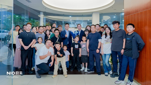 📢今天，蔚来创始人、董事长、CEO李斌亲临杭州，为著名财经作家、创业者吴晓波老师交付蔚来ES9。吴晓波老师继ET9之后增购ES9，正式成为ET9+ES9“双9”车主！
为引领而生，为新的时代而来，作为全球豪华SUV代表作，蔚来ES9以全球领先的技术实力，携手更多新的时代引领者，一同天地纵览，欢迎到店臻享品鉴！
#蔚来  #蔚来ES9  #吴晓波  #蔚来杭州