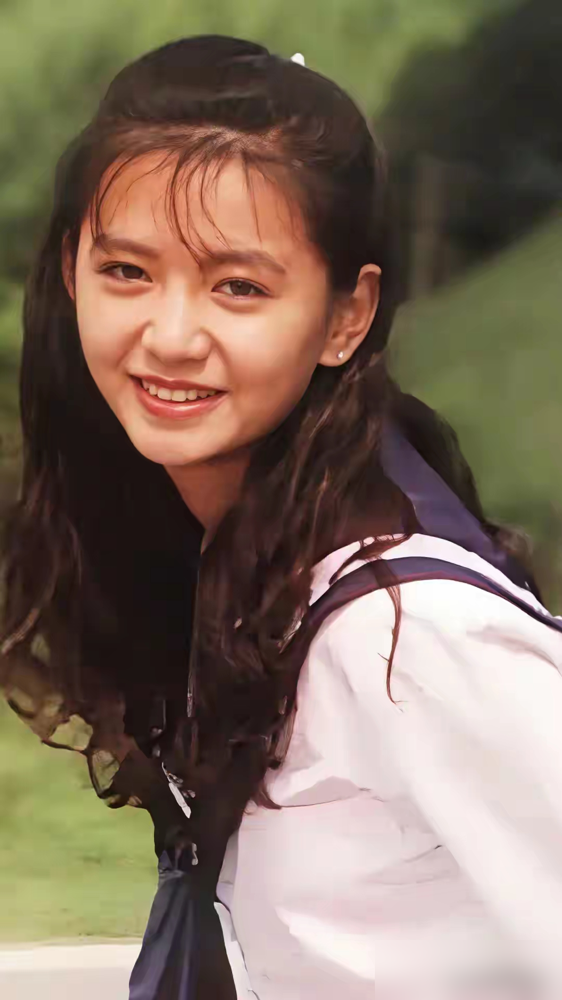 梁朝伟俩前任坐一块儿，刘嘉玲开口就问：你当年自我检讨过吗？曾华倩直接回：没有，检讨什么呀。
2011年，刘嘉玲上节目，主持人偏是梁朝伟初恋曾华倩。这俩女的没炸场，反倒聊起三离三合那点旧账。曾华倩说年轻时火气猛，片场吵完架还得对戏，尴尬。刘嘉玲接话，说她现在是会想哪儿出问题了，改改就能维持住。曾华倩