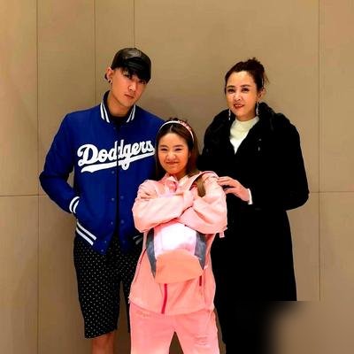 当年全网感动得抹眼泪的母女情，如今在直播间里，成了一笔算得明明白白的烂账25岁的李勒优就因为一句“不想去面馆端盘子”，当场换来晋妈连珠炮一样的数落，满屏都是“白养你了”的怨气。

25岁的李勒优只是说了一句“不想去面馆端盘子”，晋妈当场就炸了。“白养你了”四个字一出来，弹幕直接分成两派。一派骂李
