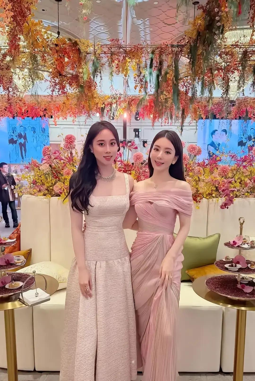 方媛和何超欣罕见同框合影流出来，任谁看都很难相信这俩人竟然整整差了11岁。
画面里两人挨着坐在一起。
要知道何超欣可是正儿八经的年轻姑娘，而方媛早就过了三十五，生完孩子好几年了，同框居然完全没有被比下去，看着就跟同龄姐妹差不多。
当年她刚嫁给郭富城的时候，网上铺天盖地全是风凉话，没几个看好这段
