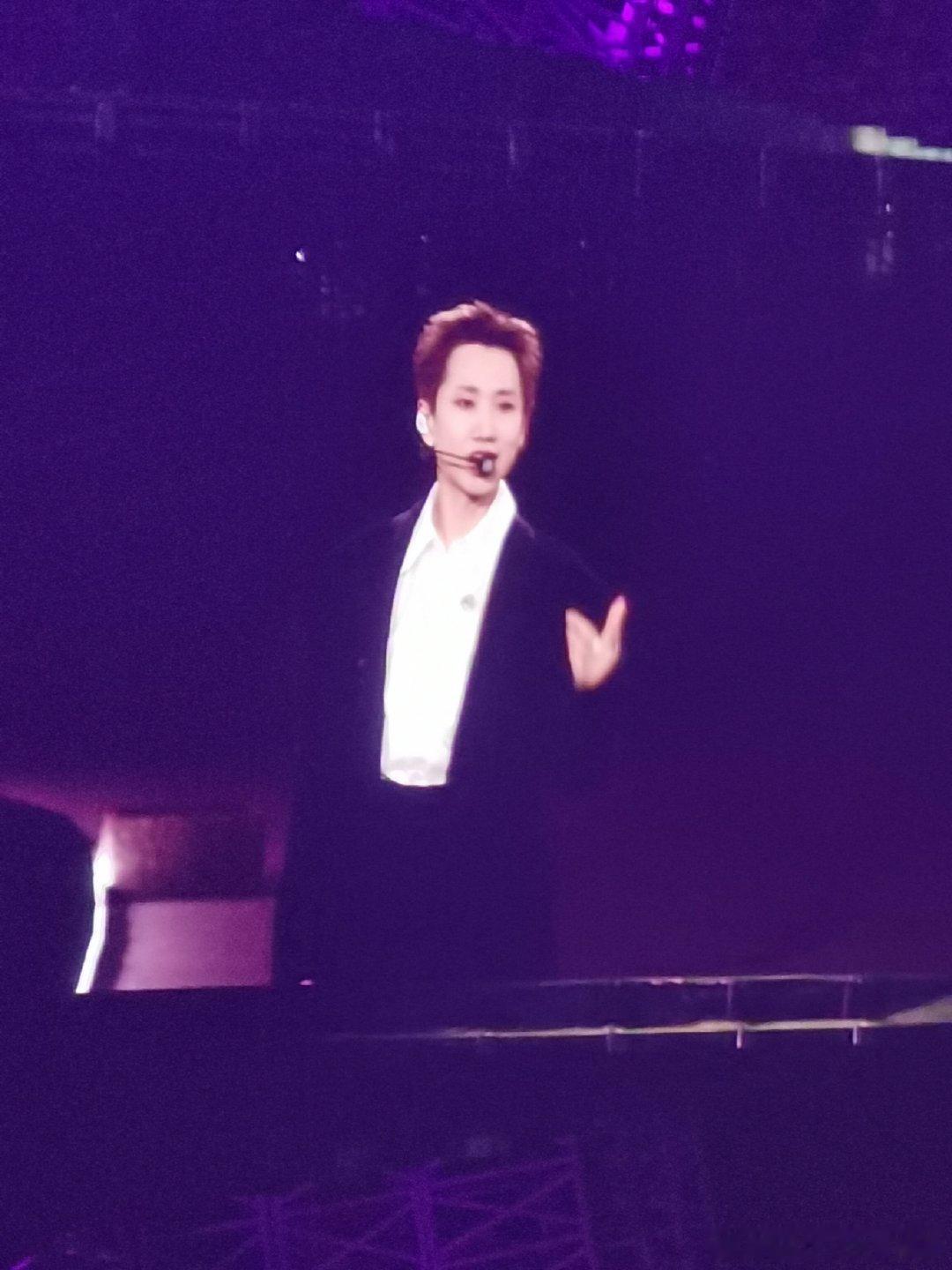 #汪苏泷演唱会特别震撼的大屏#西装泷泷才yyds！ ​