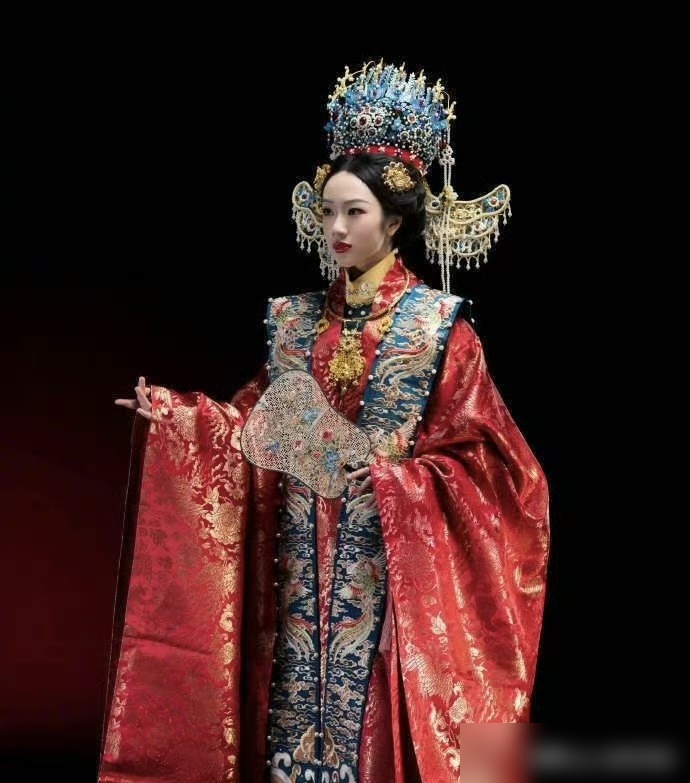 15岁女儿披凤冠霞帔，吴尊被全网喊岳父，这爹当得真不亏。
墨尔本博物馆的宣传照，NeiNei一身中式婚服往那一站，评论区直接炸了。当年《爸爸去哪儿》里那个小哭包，现在眉眼长开了，个子快追上她爸。
但真正绝的不是颜值，是吴尊这男人的算计。
一家四口，吴尊和女儿同天生日，10月10号。老婆和儿子同