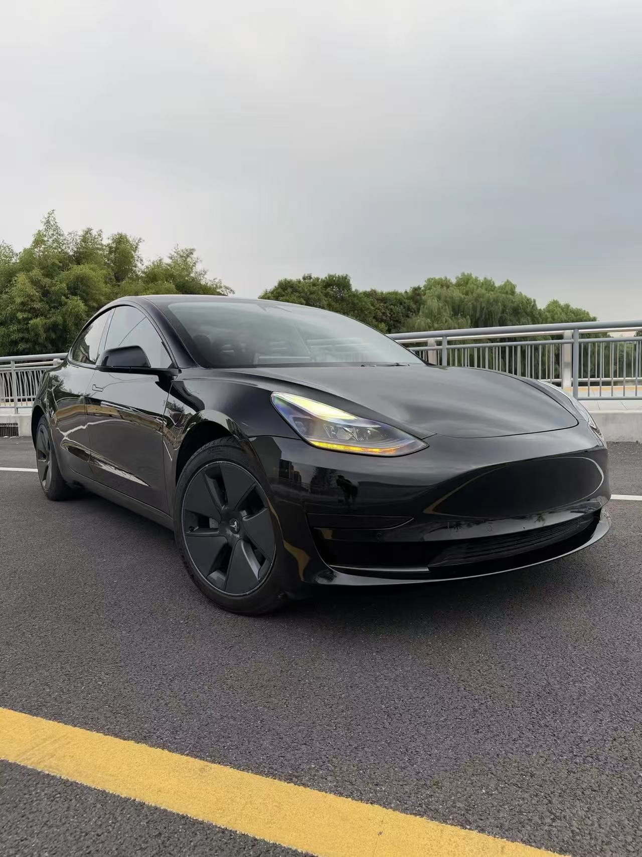 预算8万到16万挑选二手纯电轿车，特斯拉Model3在二手新能源轿车市场热度很高。很多买家看重电车简单的驾驶逻辑，低用车成本，喜欢简约的车机交互。Model3车身小巧，操控不错，适合城市通勤。选购二手Model3，重点检查电池健康、底盘磕碰、电池包有无损伤，同时查看车辆电控系统有无故障记录。
行情参