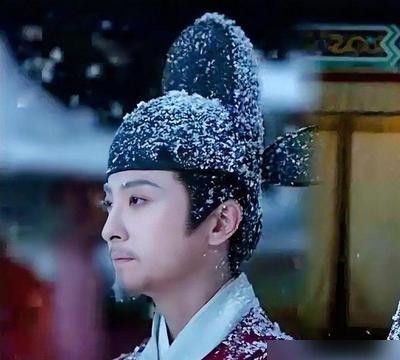 39岁尚书，活活跪死在雪地里，手里攥着一封没递上去的遗书。
韩粱弹劾宦官触怒新帝，被罚站在御书房外。皇帝问了一句，韩粱还在外面站着吗。曹公公答，陛下没让他走，他哪敢走。又补一句，说这个人当初陛下被困时就急着谏言另立新帝，如今陛下回来了，他又指责陛下、诋毁内侍。皇帝听完，转身睡觉，门没开。韩粱站了一整
