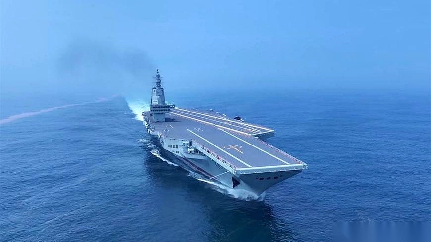 2025年11月5日，完全由我国自主设计建造的电磁弹射型航母福建舰正式入列。
网上总有人翻旧账，咬定咱们自己造不出航母特种钢、吨位全被材料卡死了脖子，可这艘现役吨位最大的军舰偏偏就这么开了出来。
按照海军公开介绍，入列后的福建舰眼下还得继续跑完舰机适配、试验验证和编队体系训练这几道关卡。
这事儿回过