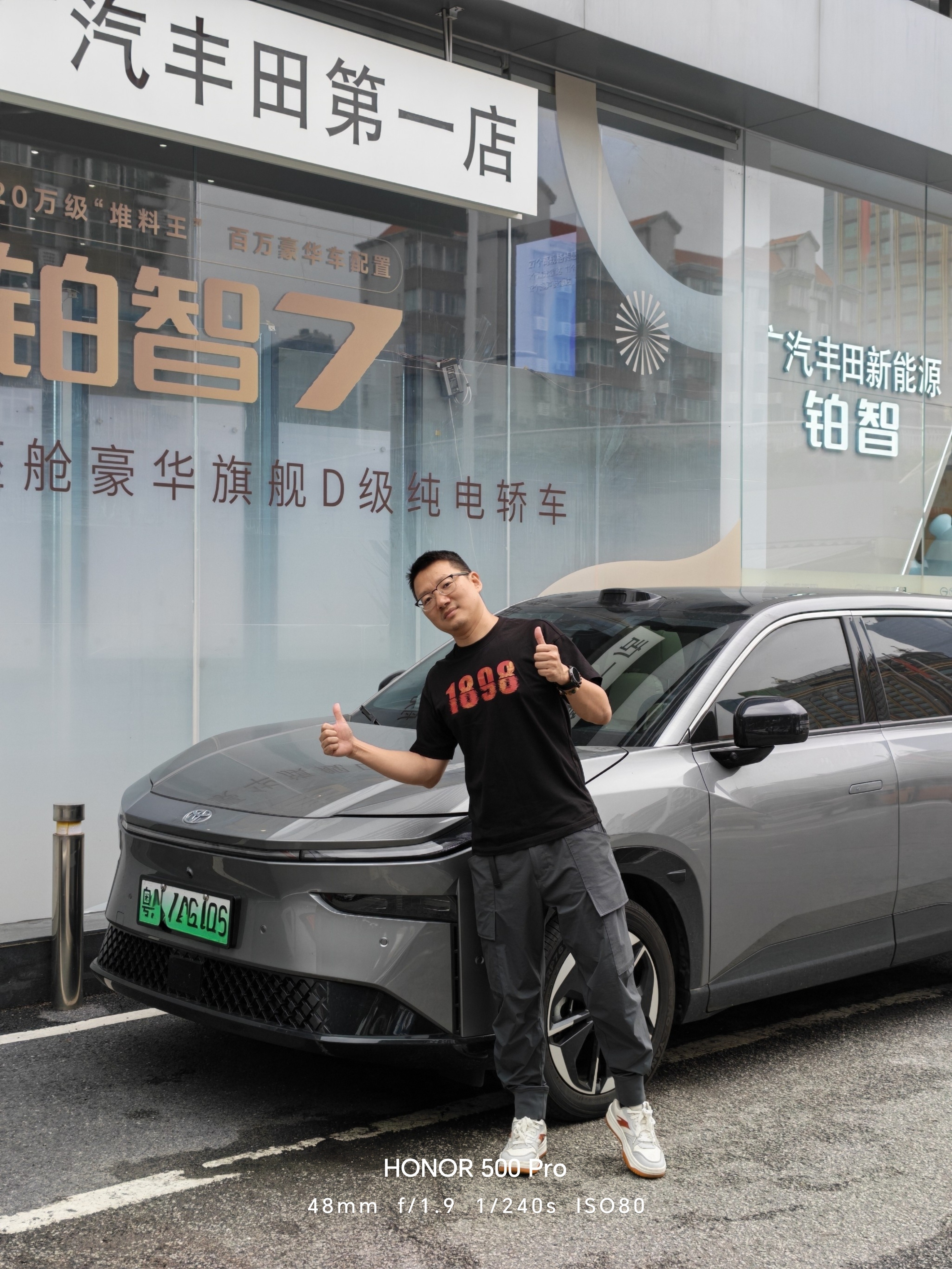 #车企没了新能源孤儿车怎么办修# “孤儿车”的称谓，听着就是一个悲惨的故事。比如，威马、哪吒、高合等品牌停摆后，累计约85万辆新能源车失去售后保障。

这些车主面临的不是“贵不贵”，而是“有没有”——原厂配件断供，第三方维修厂拿不到配件、读不了加密的BMS数据、匹配不了系统，只能“盲修”或 ​