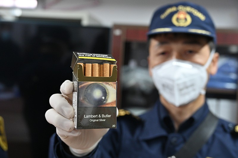香港推出最新烟盒设计规定 香港这次的烟盒新规真的是把烟草商最后一点小心思都堵死了。
从明年3月法例生效开始，所有传统香烟外包装统一用暗啡色，不能有任何纹理装饰，连焦油和尼古丁含量标识都要删掉，剩下的15%品牌展示空间直接清零，之前烟商靠侧边鲜艳图案打擦边球的操作彻底玩不转。
现在烟盒85%的面积本来
