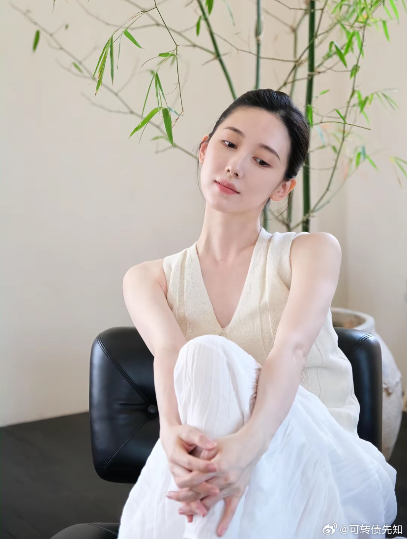 现在的Ai漫剧，Ai短剧，游戏，视频，音乐等的创作成本极低，对传统的影视制作来说简直是降维打击，一集可能用不几百块钱的创作成本，以后的老登导演可能饭碗不保。这些对存储，云大厂的需求是井喷的。老登正在被Ai抛弃。云大厂绝对是看到了实打实的需求才会投入上万亿美元来投入Ai基础设施，阿里说三年 ​