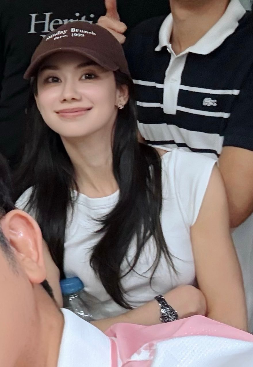 现在都学着华裔妹妹爱喝矿泉水啦🤏 ​