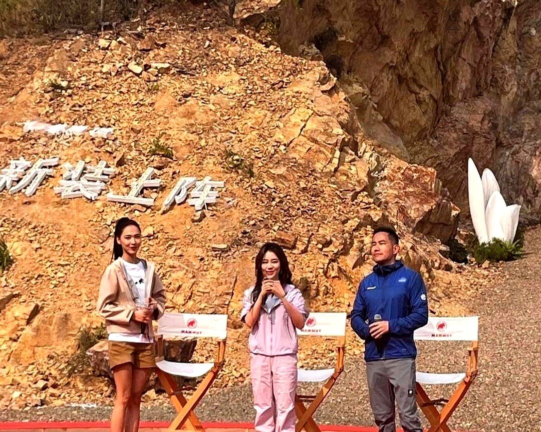 谭松韵这张路人生图，没磨皮没滤镜，把“女明星必须完美”的遮羞布扯下来了。

原来镜头外，她就是个头不高的邻家女孩，脸上有成年人该有的松弛感，不是海报上那个永远18岁的娃娃。

以前总觉得明星活在精修图里，个个都是不食人间烟火的仙女。现在才发现，她们也会素颜出门，也会被路人随手一拍。

与其盯着放大镜
