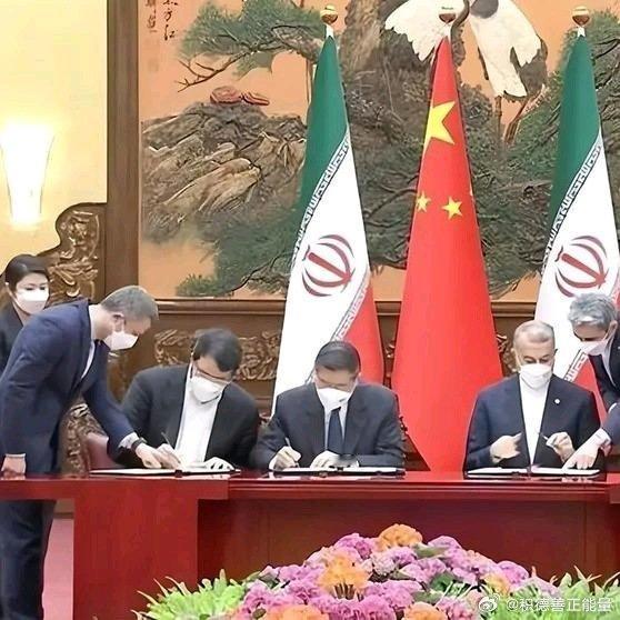 《法媒坦言，8月23日美国进行了严厉警告，但中国却毫不在意！因为中国手里握着一张王牌，这牌美国根本打不赢》2026年8月23日，法新社发了一篇文章，说美国威胁对伊朗实施新的制裁，特朗普喊话中国加入，但中国直接拒绝了。法新社记者观察了半天，得出一个结论：中国不担忧。 ​