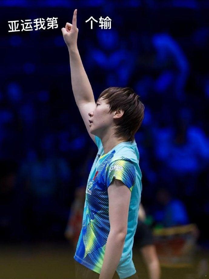 #国乒女团3比1胜中国澳门#
孙颖莎伤后付出，在没有系统训练的情况下，第一场，一单为中国队独得2分，孙颖莎[赞][赞][赞]，请队友团体赛守好自己那一分吧！！！ ​
