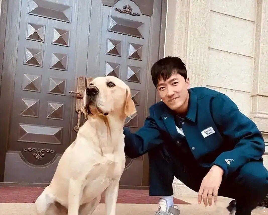 #刘翔反问上海体育局#退役十年，刘翔一直活得松弛。失败的婚姻早翻篇，与初恋低调复合后，两口子丁克游世界，偶尔露面公益，代言虽不似巅峰，但收入也算富足。这位43岁的飞人，从没抱怨过体制没给安置，也乐于享受自由。

可偏偏最近一份迟来的体制内工作递到面前，让他犯了难——是每天打卡坐班，熬到 ​