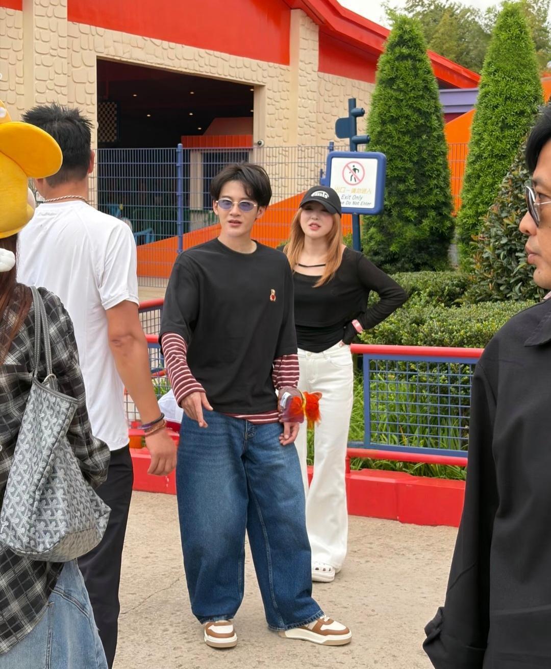 上海迪士尼偶遇檀健次，本人瘦瘦白白小小一只，五官十分精致，就是妆太浓了粉底口红太明显！