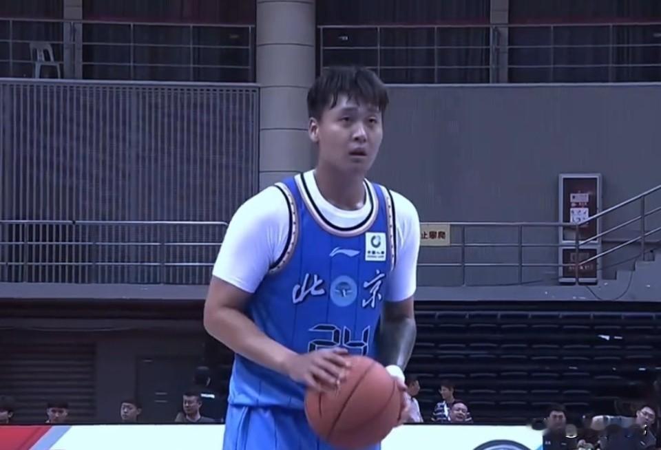 夏联首发出战！赵睿无伤病，为何无缘国家队？

男篮急需硬解后卫，为何赵睿林葳双双落选？
 
赵睿在CBA夏季联赛正常登场，首发出战23分钟16分3板3助4断表现出色。

林葳同样无伤无病。
 
两个人球风很接近，都是国家队眼下最缺的持球硬解后卫。
赵睿有大赛经验，身体强硬；林葳敢打关键球。当比赛进攻