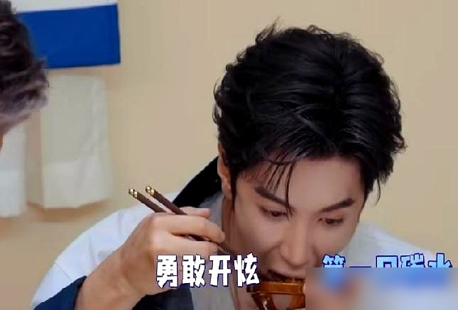 陈哲远体脂率跌破10%，胡军直接杀到片场把人绑去吃饭。
38度的天，李乃文在影棚里跟着熬，递风扇，标剧本，一条龙伺候。胡军更绝，萝卜丝饼刚出锅就催放饭，生怕凉了。
三个人围一桌，俩前辈花式逗他。胡军张口就把人年龄说成37，李乃文冷不丁一句有没有女朋友，陈哲远当场愣住。
这哪是录综艺，分明是俩老