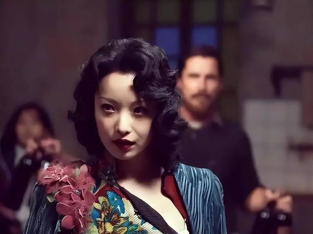谋女郎一手好牌打烂！放弃星光嫁富豪，豪门梦碎漂泊海外
 
高光出道，红毯即是事业顶峰
 
韩熙庭凭借《金陵十三钗》里怡春一角，被张艺谋看中，拿到旁人羡慕的高起点。2012年金球奖红毯，倪妮缺席，她临危受命盛装亮相，镁光灯下风光无限，所有人都以为又一颗谋女郎新星即将崛起。
 
可谁也没想到，这次红毯，