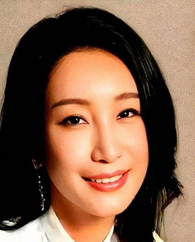 秦海璐对郭麒麟说：“我给你生个弟弟吧。”郭麒麟扑通跪下，抱着她腿喊：“妈，您可饶了我吧！”全场笑疯，目光全甩向郭德纲。

重刷那期综艺时我反复倒回去看这段，每次都要笑到拍大腿。

录影棚顶的追光晃得人眼晕，旁边坐着的嘉宾本来举着水杯正准备抿一口，被这突如其来的包袱逗得一口水呛在喉咙里，咳得直拍桌沿。