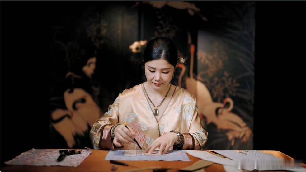 #新中式女装在新加坡卖爆了# 直播间随手挂在身后的一件新中式，意外戳中新加坡顾客，大家不停刷屏，追着老板娘要衣服链接。#40岁宝妈创业成新加坡女装收割机# ​