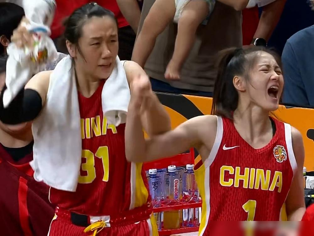主教练郑薇一句话，把女篮的底牌全掀了：打韩国，我们根本没磨合好。
这真不是谦虚，句句都是大实话。李月汝、黄思静大伤初愈，还在找状态；韩旭、李梦刚从美国飞回来，跟队友合练的时间，掰着手指头都能数清。
一套残阵，对上以三分雨著称的老对手韩国队，外线防守压力瞬间拉满。别人看的是中韩对决，郑薇眼里，全是