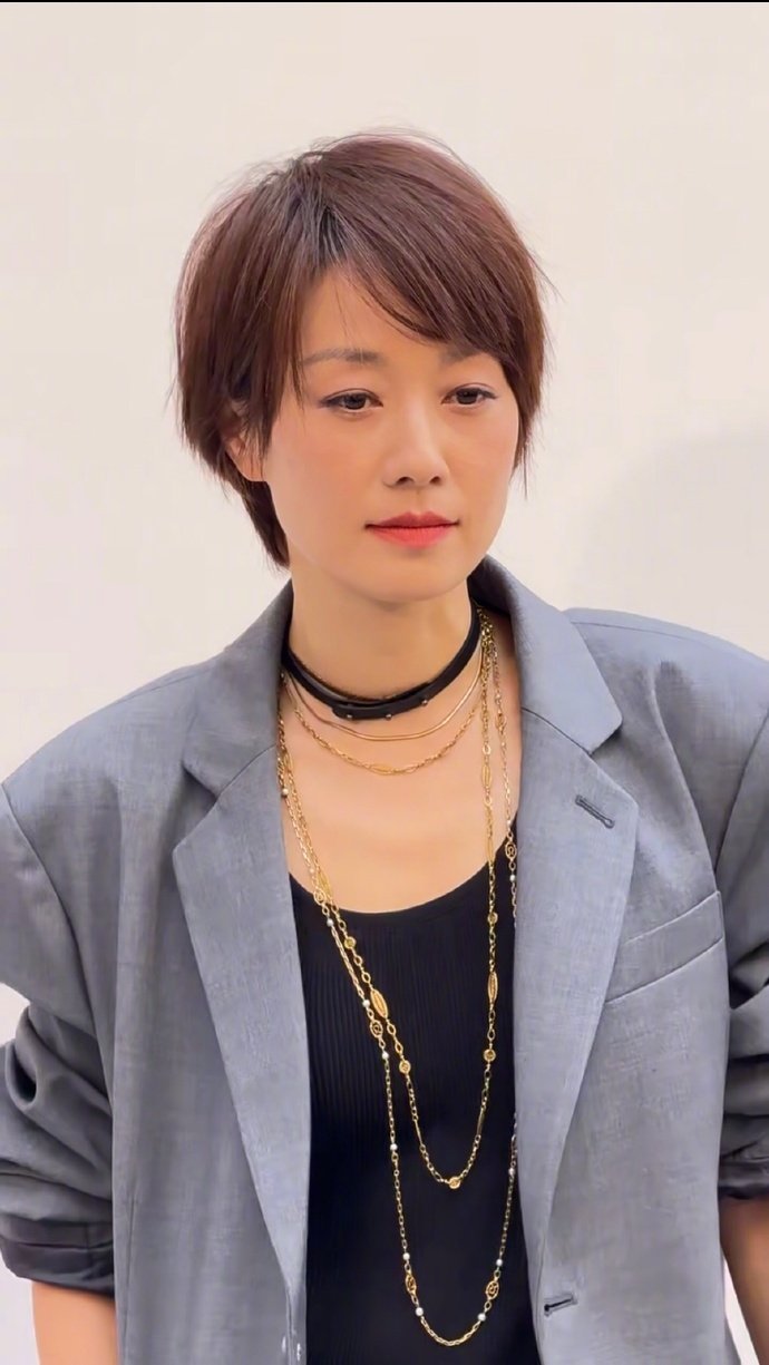 #疑似马伊琍恋情##娱乐[超话]# 
博主说喝咖啡的时候有一对情侣走进来跟店员交流，女生声音听着像马伊琍，背影和正面都很像。看了一下，手链、发色和她前两天出席活动时一模一样。粉丝说这个人字拖雷霆耳环加旧包包超松弛坐姿小短裤，只能是她 ​