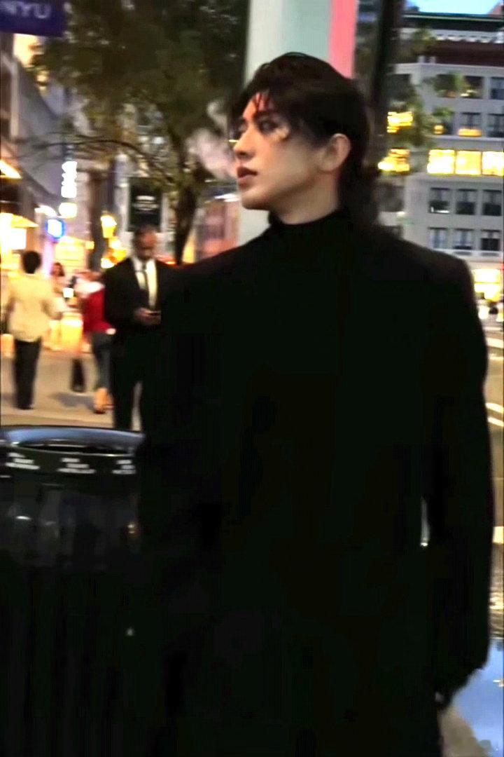 #街边偶遇蔡徐坤谁还看路啊#

被《迷》到找不回 回家的路了

​