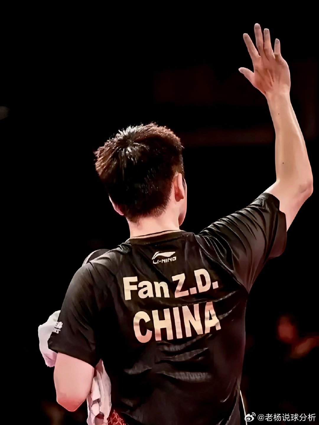 #刘丁硕称绝对没有笑樊振东落后#

樊振东的远见，很多人之后才懂
樊振东最难得的，是远超常人的战略眼光与大格局✨
打法本身就极具前瞻性，早早跳出传统框架，永远在向前迭代。
早在很多人还沉浸在赛场胜负时，他就敏锐察觉到体育饭圈文化的隐患，多次温柔却坚定地规劝粉丝：把目光放回乒乓球本身，远 ​