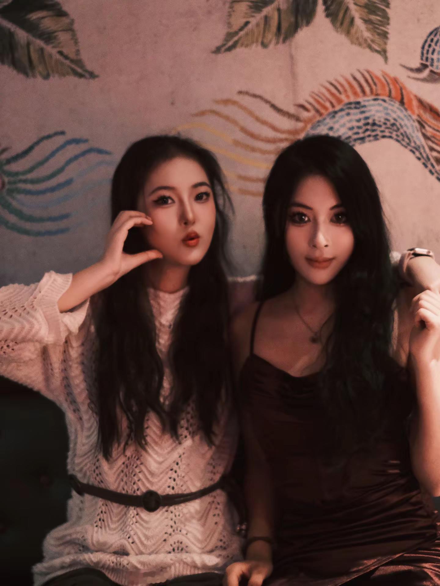 朋友眼中小有名气的姐系美少女罢了